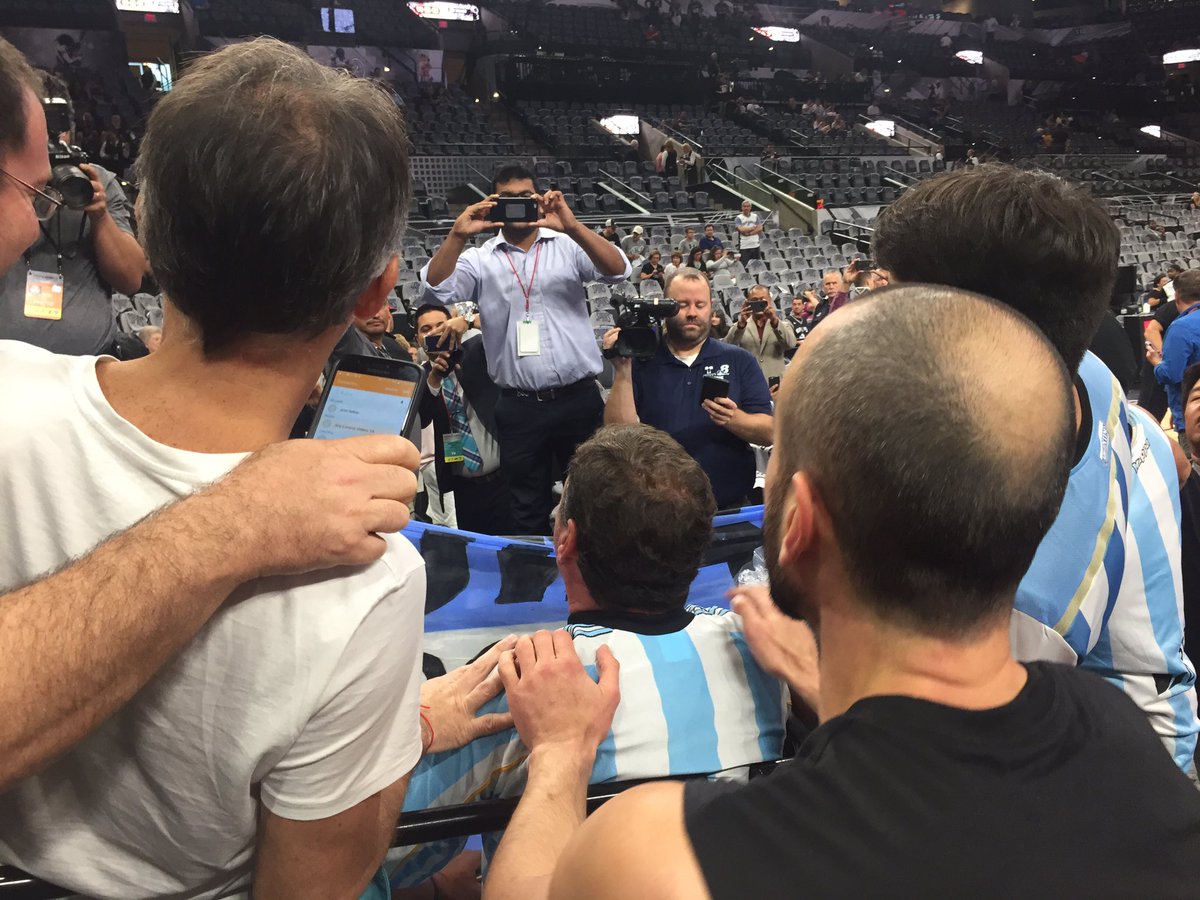 spurs's tweet photo. MANU GINOBILI: Man of the people 💙 https://t.co/L02IWteAcR