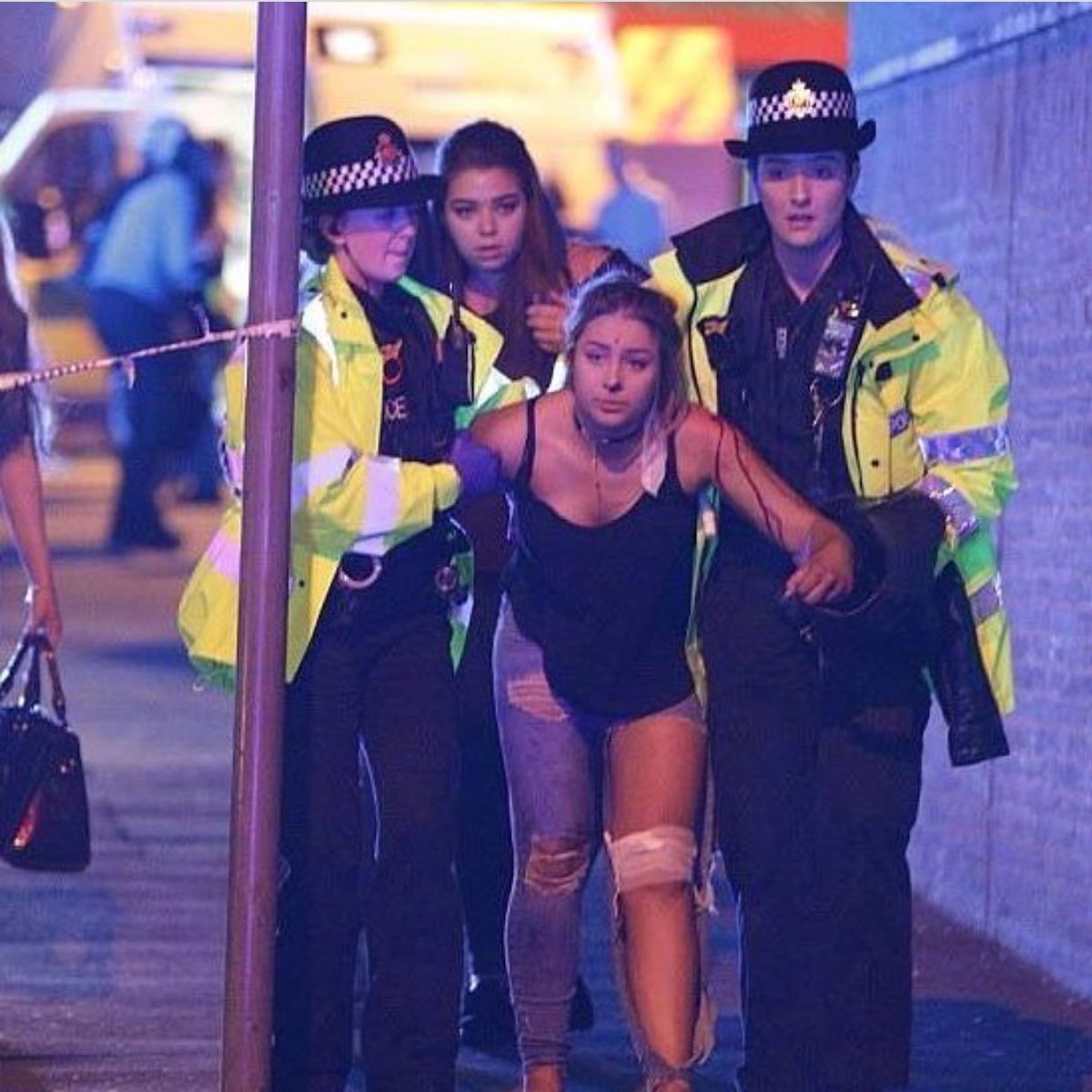rafaelbello's tweet photo. Se reportan, al menos, 20 muertos y decenas de heridos tras explosiones en #ArianaGrandeConcert en Manchester, Inglaterra. 🇬🇧 🙏🏼 https://t.co/ttKmjzog4c