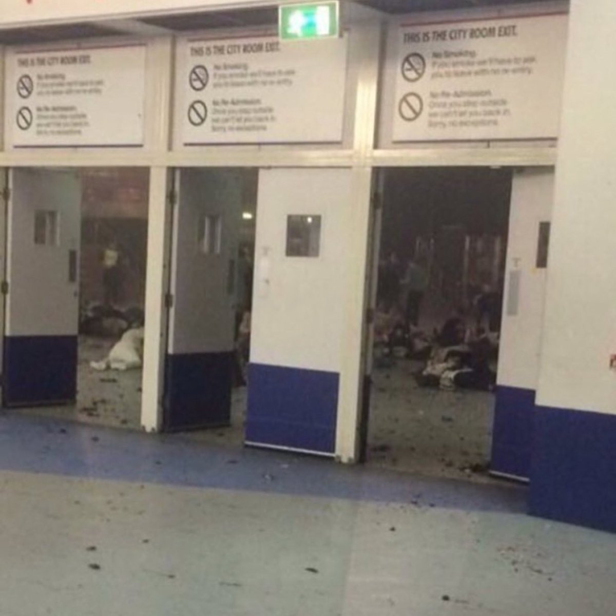 rafaelbello's tweet photo. Se reportan, al menos, 20 muertos y decenas de heridos tras explosiones en #ArianaGrandeConcert en Manchester, Inglaterra. 🇬🇧 🙏🏼 https://t.co/ttKmjzog4c