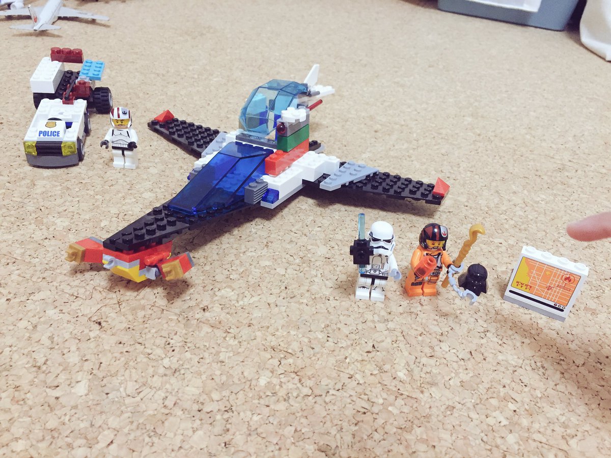 HALego2011's tweet photo. スターウォーズ熱が再燃？昨日は飛行機系の乗り物作ってました。
#lego #5y8m https://t.co/AcVnkLwl9H
