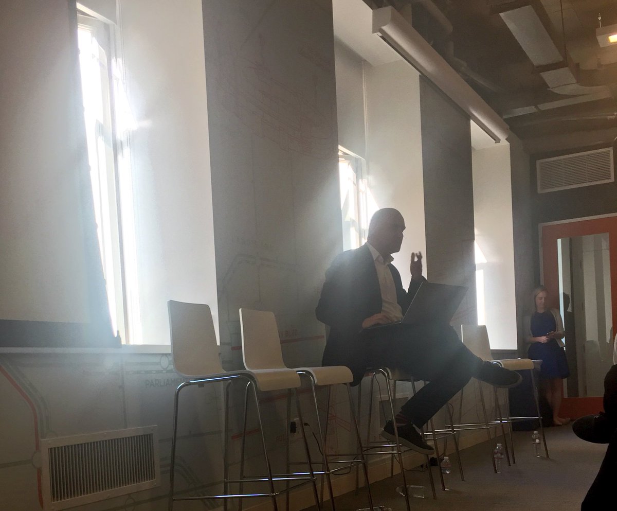 JosephJacks_'s tweet photo. .@ubuntu founder Mark Shuttleworth  (@sabdfl) giving a live demo in SF of deploying @kubernetesio on metal with MAAS. 😊👍🏻 https://t.co/l19JyYleHD