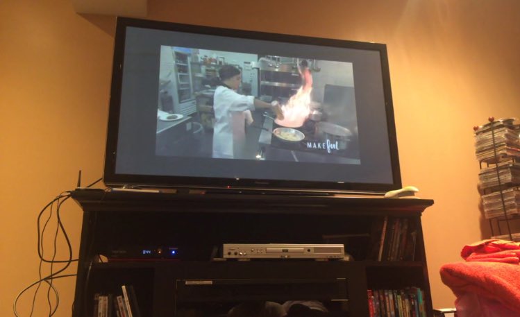 emacri's tweet photo. . @dmacc8 is running the kitchen at a downtown #Toronto restaurant on #HomeCheftoProChef @bemakeful ON NOW!!!!!! 📺👀🍽🔥 https://t.co/zV7niezApG