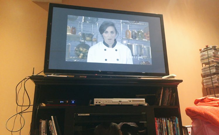 emacri's tweet photo. . @dmacc8 is running the kitchen at a downtown #Toronto restaurant on #HomeCheftoProChef @bemakeful ON NOW!!!!!! 📺👀🍽🔥 https://t.co/zV7niezApG