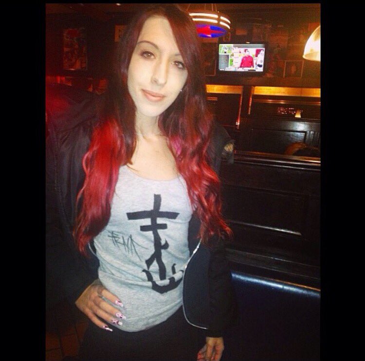 TraceyJeanne_'s tweet image. I got my tank top signed by you so if you could please sell tank tops again for summer so I can buy one I can actually wear 😂