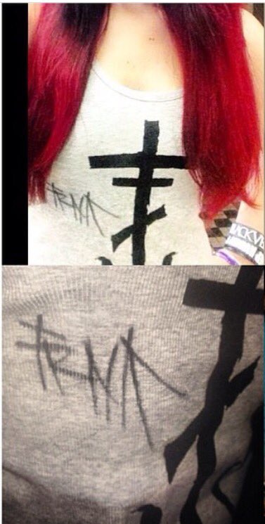 TraceyJeanne_'s tweet image. I got my tank top signed by you so if you could please sell tank tops again for summer so I can buy one I can actually wear 😂