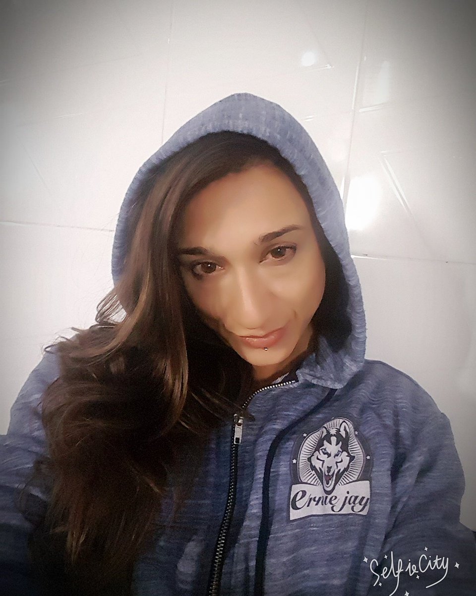 KarynBayres's tweet photo. Habia una vez una caperucita se comió al lobo... https://t.co/wK3UINbxVg