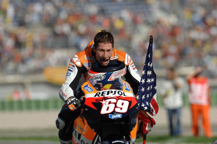 IndMotogp's tweet photo. Dunia balap motor berduka. Juara dunia MotoGP 2006, Nicky Hayden, meninggal dunia, selamat Jalan Nicky Hayden #RIPNickyHayden https://t.co/CJfxtqwGCs
