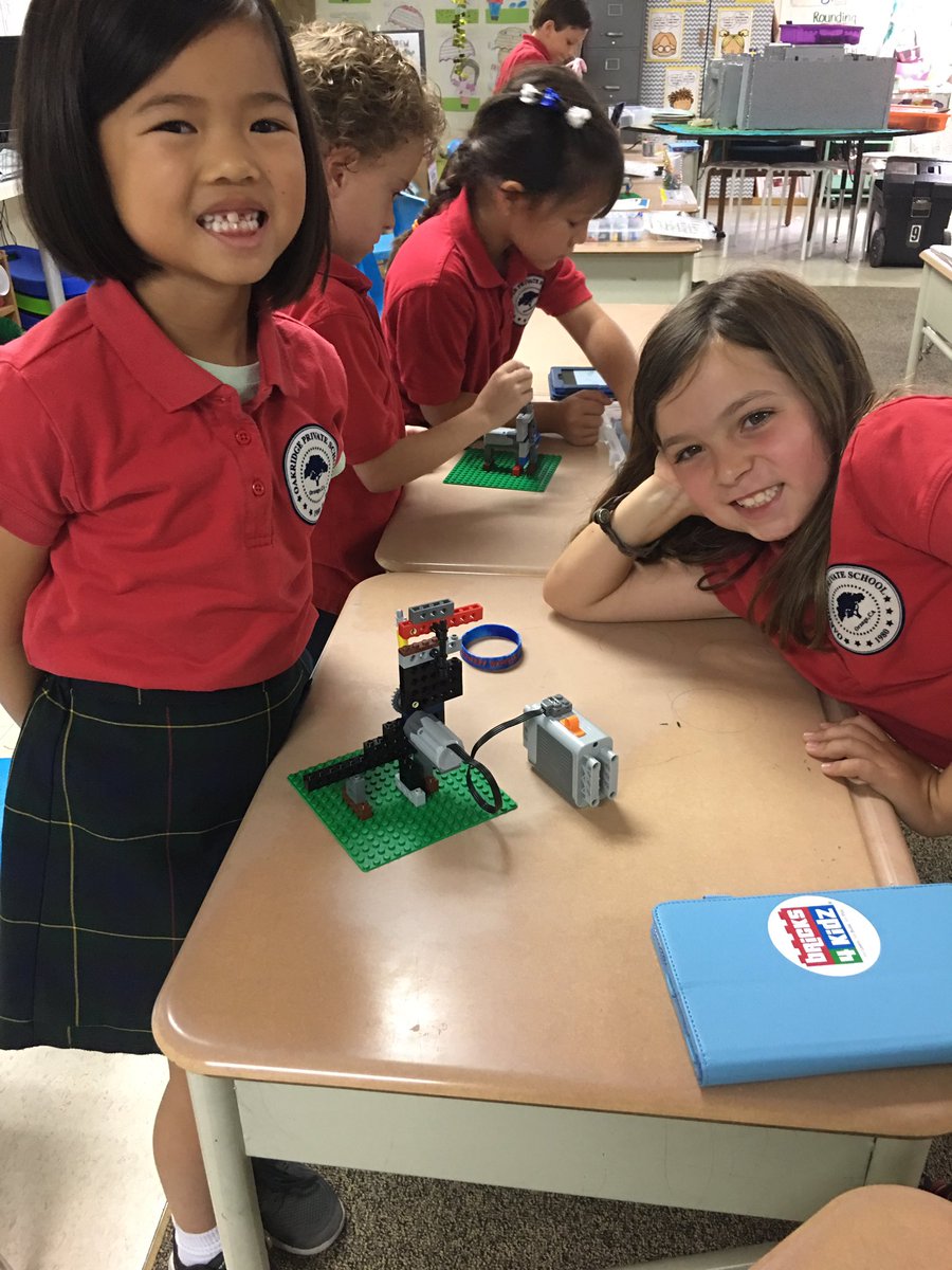 MsMacnCheese16's tweet photo. @Bricks4KidzCorp Fun motorized T-Rex models! Using iPads to read building instructions #STEM @oakridgeschool https://t.co/IzVxisHagl