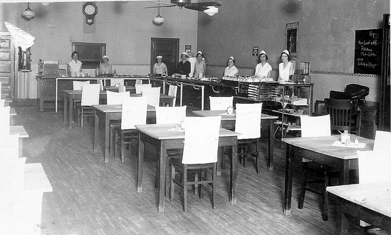 Bluebird Cafeteria on S Mitchell St in Cadillac - early 1930s (Wexford County Historical Society) #CadillacMI wexfordcountyhistory.org/photos/?gal=6&…