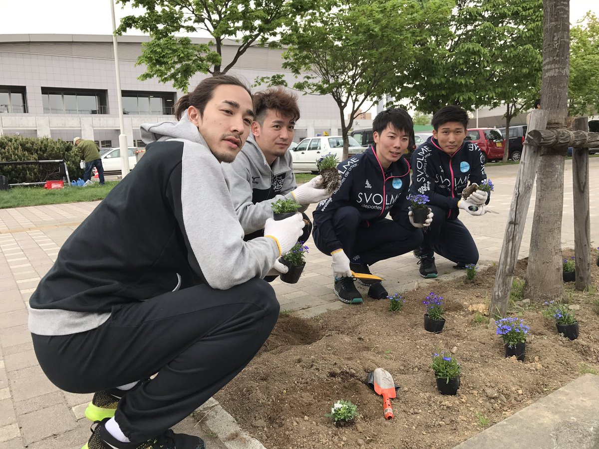 レバンガ北海道 今日は札幌市豊平区のおもてなし活動の一環で北海きたえーる周辺で花植え活動に レバンガ北海道からは牧選手と川邉選手が参加しております いつもお世話になっているきたえーるさんが綺麗な花で彩られていきます おもてなし 豊平区 レバンガ北海道 今日は札幌市豊平区のおもてなし活動の一環で北海きたえーる周辺で花植え活動に レバンガ北海道からは牧選手と川邉選手が参加しております いつもお世話になっているきたえーるさんが綺麗な花で彩られていきます おもてなし 豊平区