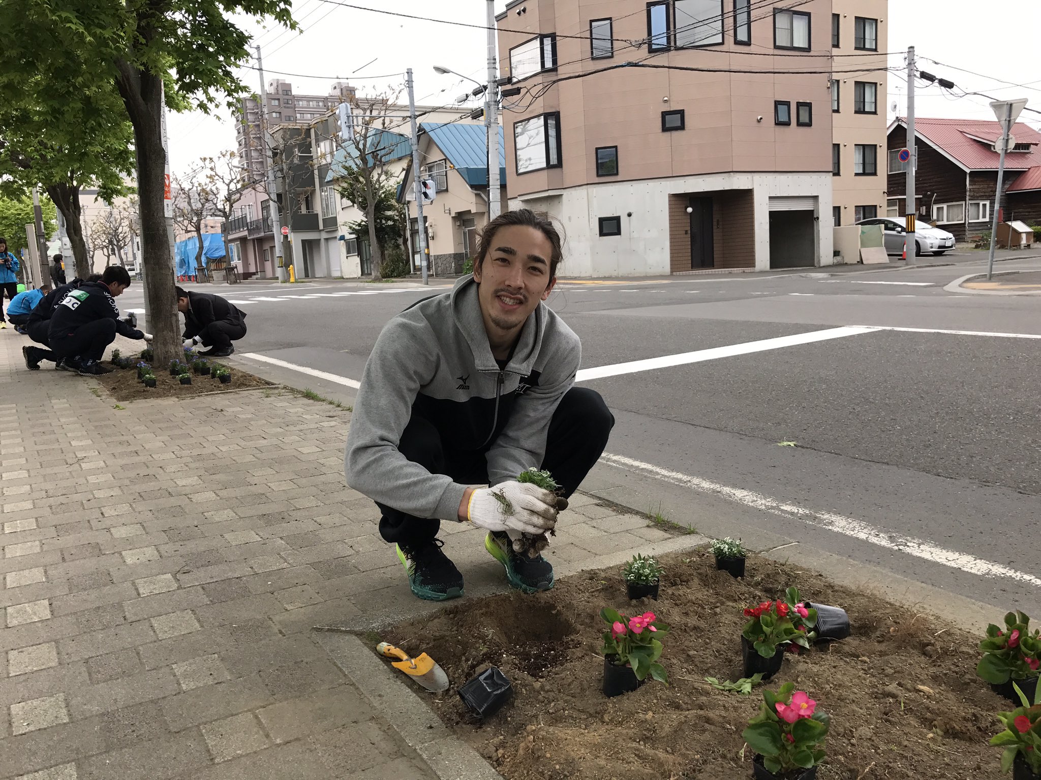 レバンガ北海道 今日は札幌市豊平区のおもてなし活動の一環で北海きたえーる周辺で花植え活動に レバンガ北海道からは牧選手と川邉選手が参加しております いつもお世話になっているきたえーるさんが綺麗な花で彩られていきます おもてなし 豊平区