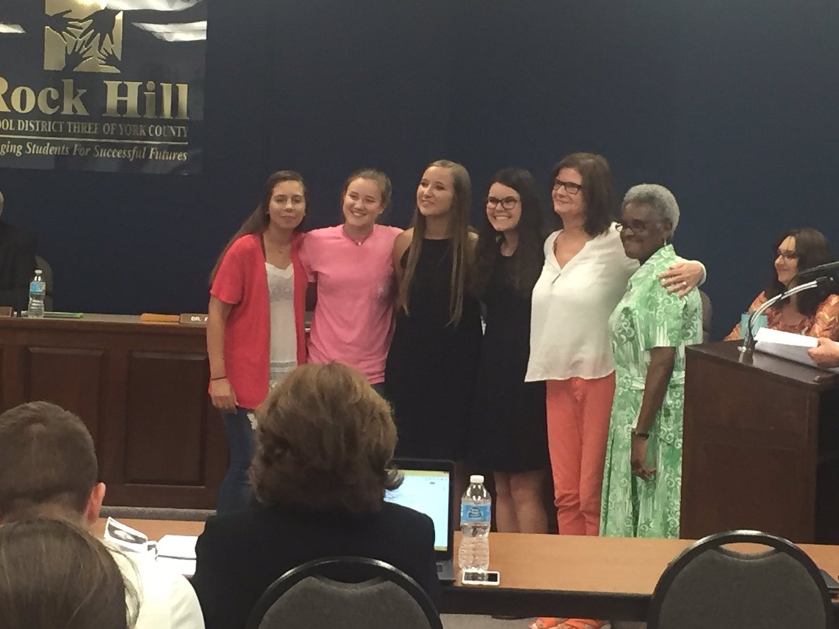SPHSstallions's tweet photo. 🎉👏🏼The @SPiNwired_ staff was recognized for being named Best in State by @SCSPA three years in a row! @stuco_sphs @SPiNAMandPM @stuco_sphs https://t.co/wxv8PV0V8Z