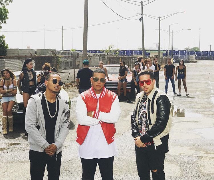 daddy_yankee's tweet photo. Apoyando a @DeLaGhettoReal en su nuevo sencillo "La Fórmula" junto a @ozunapr y su humilde servidor. #video 🎥 https://t.co/ZU3YE455V5