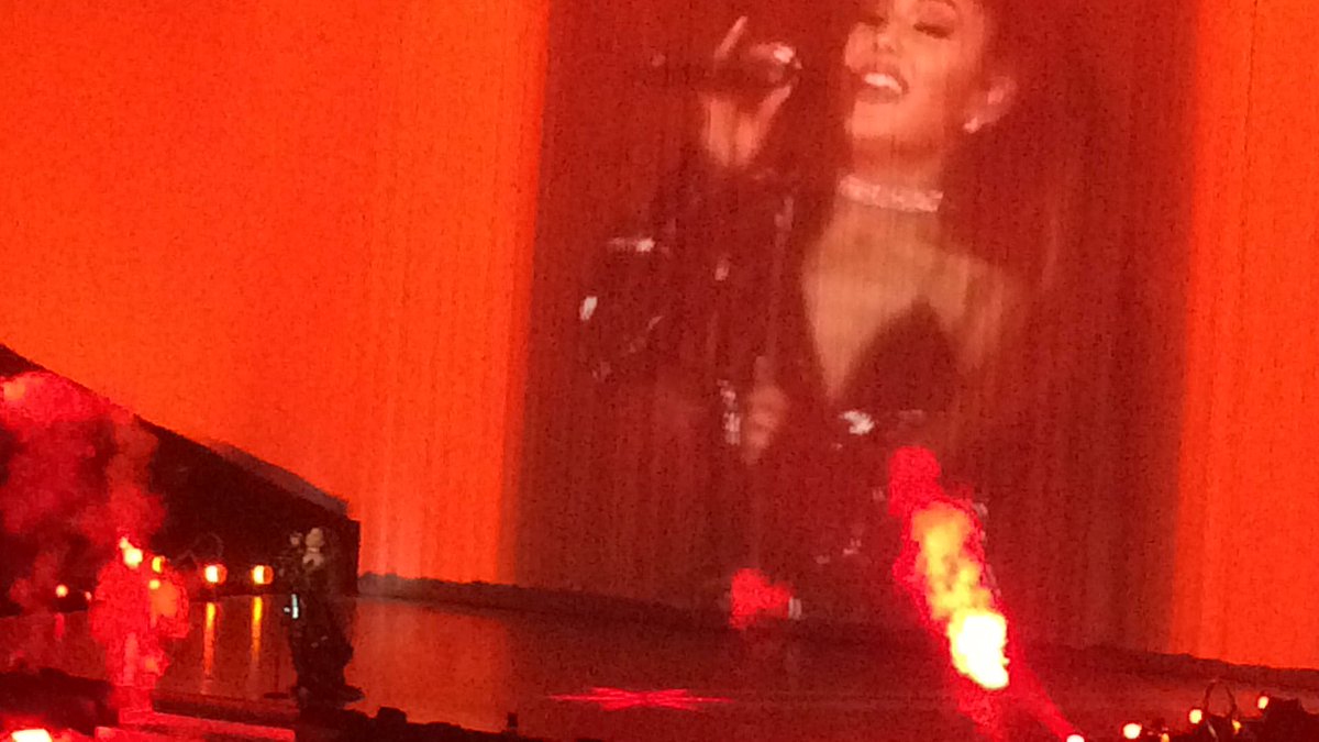 onelovesem's tweet photo. she looked so happy minutes before this happened :(( I took these. im so sad https://t.co/FHSvrbgV5g