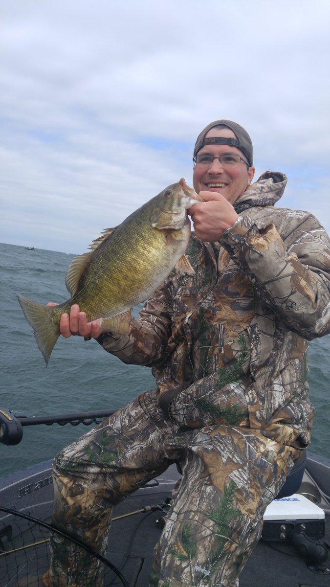 CaptnJoeFonzi's tweet photo. Giant waves giant fish #itsInMyNature#RangerBoats#lakeErie#smallmouths https://t.co/U0ENt4Ww7V