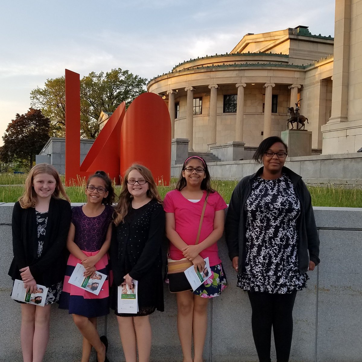 VCAssociation's tweet image. Thanks to the @WNYWomensFndn for a great night! The girls loved chatting with @MsTeresaYounger &amp;amp; touring @AlbrightKnox #WhatShesMadeOf