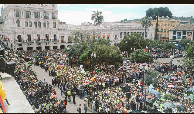 ¡Gracias por tanto! <a href="/MashiRafael/">Rafael Correa</a> deja un país con grandes avnces y lleno d esperanza,último#RelevoDeGuardia,se sient el cariño d su pueblo.