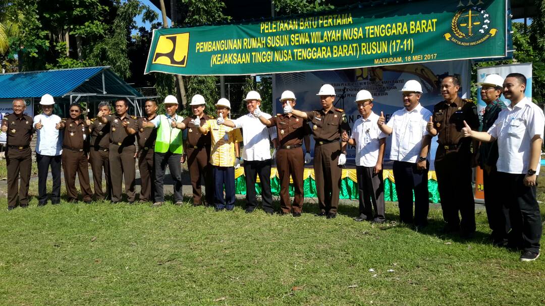 Peletakan batu dinding pembangunan rusunawa kejati di mataram NTB. Rusunawa akan dibangun 2 lantai dengan biaya dari APBN senilai 14M.