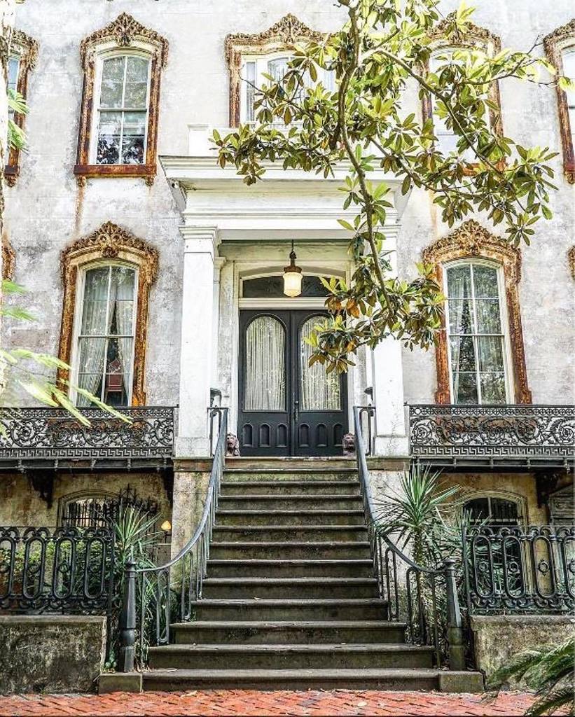 Savannah's architecture is full of exquisite details. 😍 #VisitSavannah [📸: <a href="/zioandsons/">Zio & Sons</a>] ift.tt/2q4PXj4