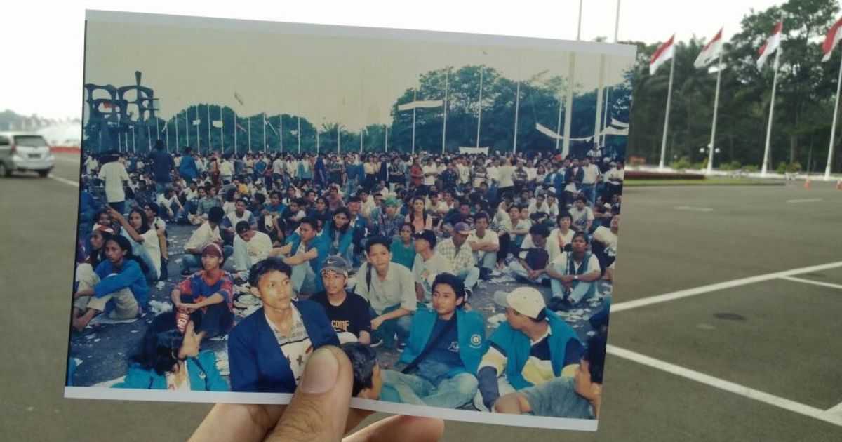 kumparan's tweet photo. Berikut story user tentang peristiwa #Mei98 https://t.co/ebLGG9ZLM6. Kamu bisa share story dan foto di #ReadersTask https://t.co/RkP0jQeVou https://t.co/WdrR6E8AoV