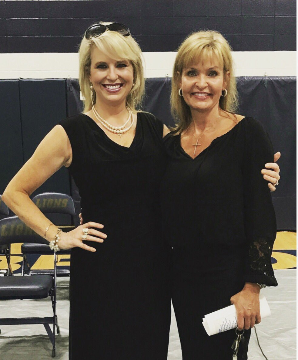 dsraney's tweet photo. I work for the most amazing lady! #mybossisbetterthanyours @SpikeAnnie @marshall_school https://t.co/KeTsDmKO68