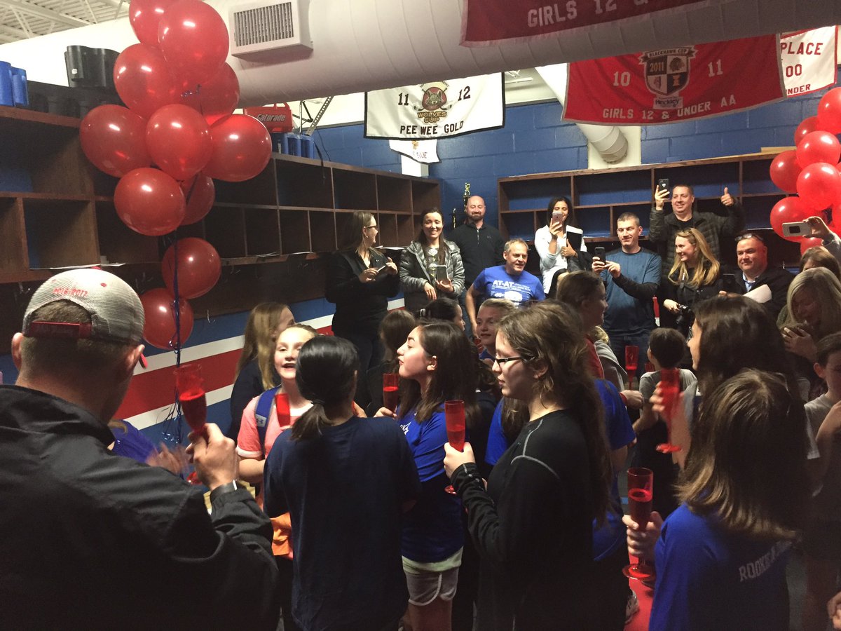 cyagirlshockey's tweet photo. Official card signing!  Congrats to 2017/18 U12 team. Future looks bright. #redhelmetsrock #CYAproud https://t.co/m9QT97Vov6