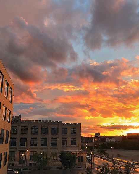 MarkBertieri's tweet photo. Setting Sun. The sun sets this evening on the former @pabstbrewery in #Mlwaukee, WI.
@visitmilwaukee
@WestownAssoc
@MilwaukeeKeyMag https://t.co/FC2bgl3YOE