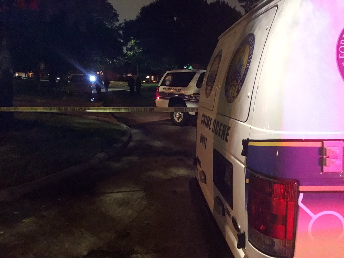 #HPD: 1yo boy-riding in car seat-shot by someone in passing SUV.  Boy is at hospital.  Happened on Mullins in #Meyerland. #ABC13