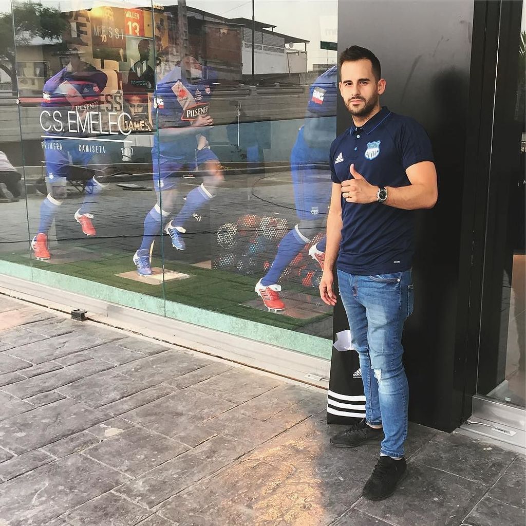 lluvyricapwell's tweet photo. #RepostBy jzambrano7: "Tienda Adidas en el Capwell. 👍🏼 #EMELEC #Adidas #Capwell" https://t.co/J1t0DEgl9D https://t.co/ApA5gRkNDM