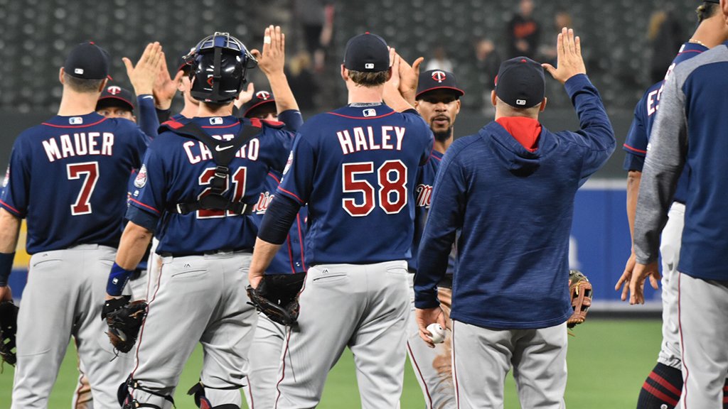 High-fives after a great night! #TwinsWin #MNTwins https://t.co/JJjA2UhBoW