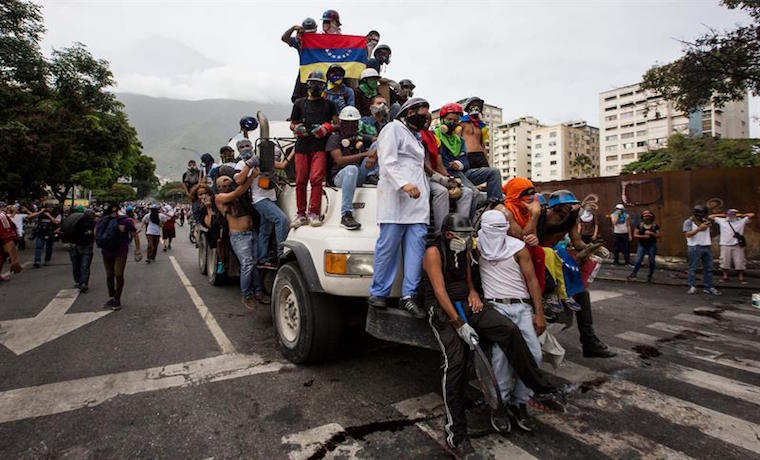 CaraotaDigital's tweet photo. Trancaron accesos a #Altamira con camiones de carga https://t.co/1pYwD6vqjI  https://t.co/9gxjNNOqBh