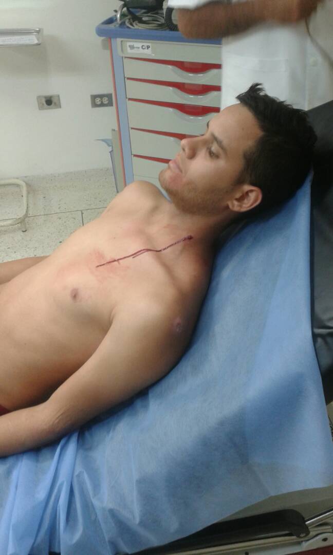TrujilloLa102's tweet photo. #Reporte102 Colectivos hieren con arma de fuego a Mario Alberto Famoso, 21 años, en manifestación que realizan en Plata 2 #Valera https://t.co/XRf1NH0TEI