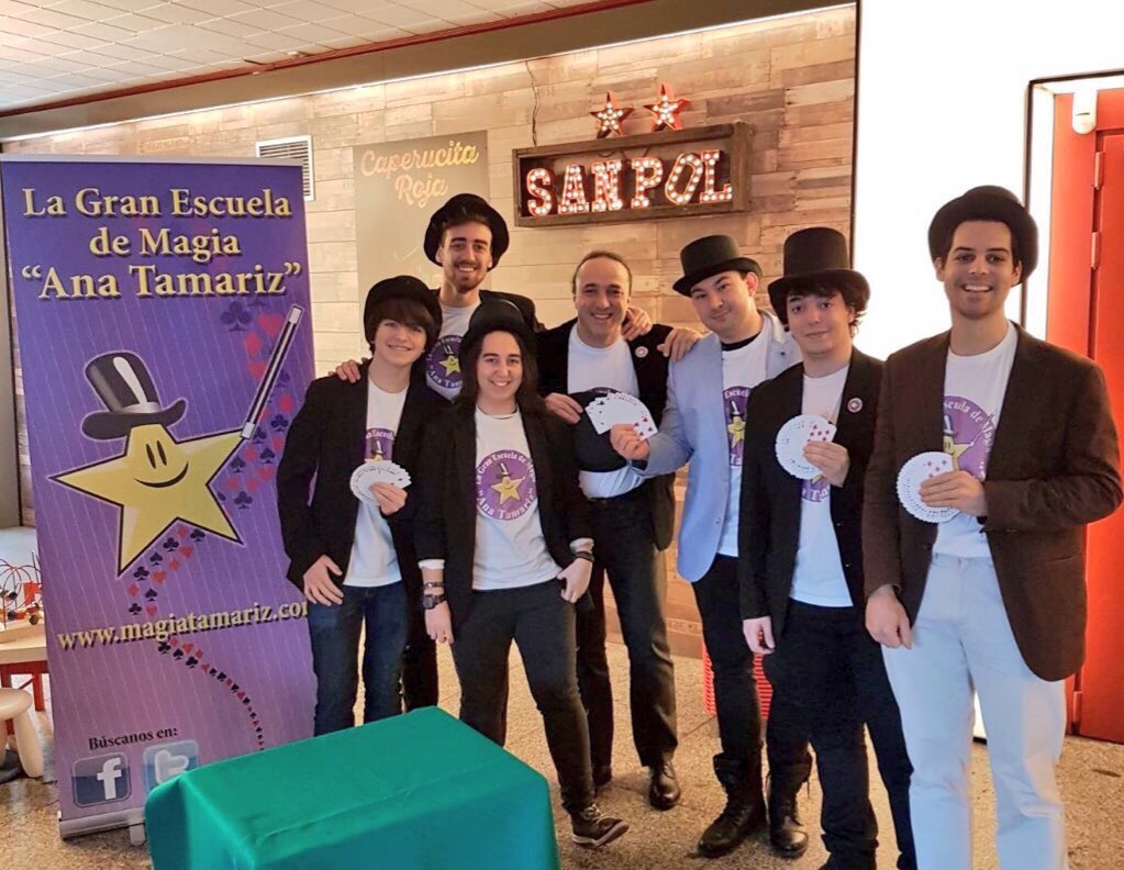 ElEspejoSuper's tweet photo. Los magos de @EscuelaAnaT increíble #Magiadecerca antes del espectáculo "El Espejo Súper Mágico" en @Teatro_Sanpol https://t.co/O4NKQnhZyH