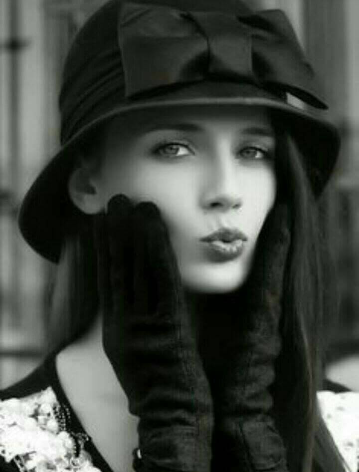 🎶

كيف يحدث أن تشعر بقوتك في صوت أحدهم، أنْ تعيش على حضوره وتزهر وتتورد، كما لو أنْ الربيع يحدث مرتين في كل مرةٍ يخبرك بأنه يحبك دون ملل؟
َ