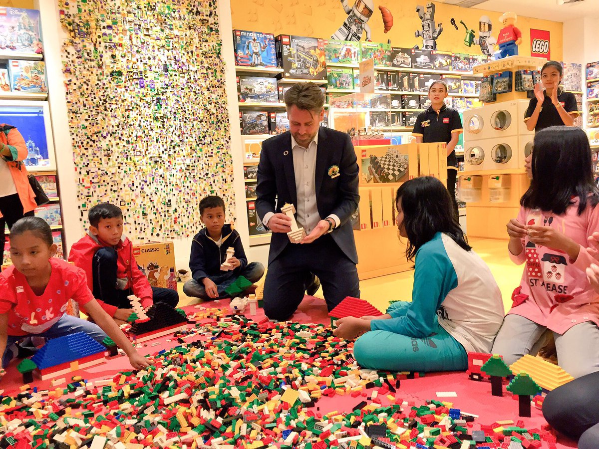 DubesDenmark's tweet photo. Bag favorit dlm pekerjaan saya! Peluncuran Kampanye #BuildAmazing LEGO mewujudkan permainan yg memupuk kreativitas anak Indonesia #Garuda https://t.co/TE2Y616qCy