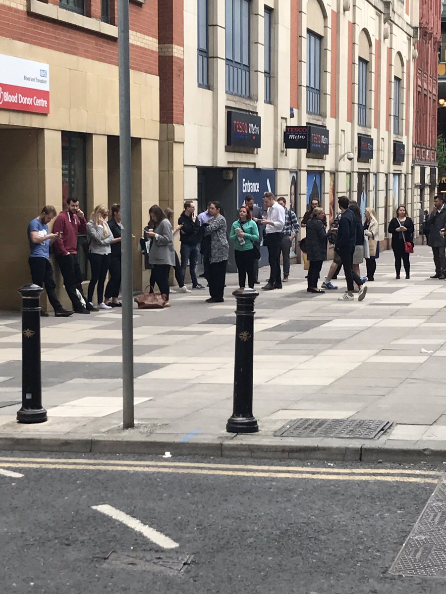 JandsomeOat's tweet photo. Queues at the blood donor centre. *thats* the manchester I know. (They need 0-) https://t.co/6NXUIW4Z7v