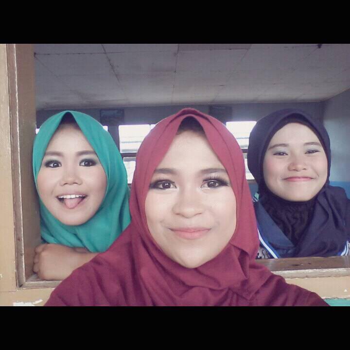 Yuni021_'s tweet photo. Sisa foto perpisahan kemarin nih 😂 selamat berjuang di sekolah yang baru Eva Yuniar,Prisila Arlies Nur,Bunga Purnama,Ai Warsinah ☺️😘😍 https://t.co/XvYQvgOqlF
