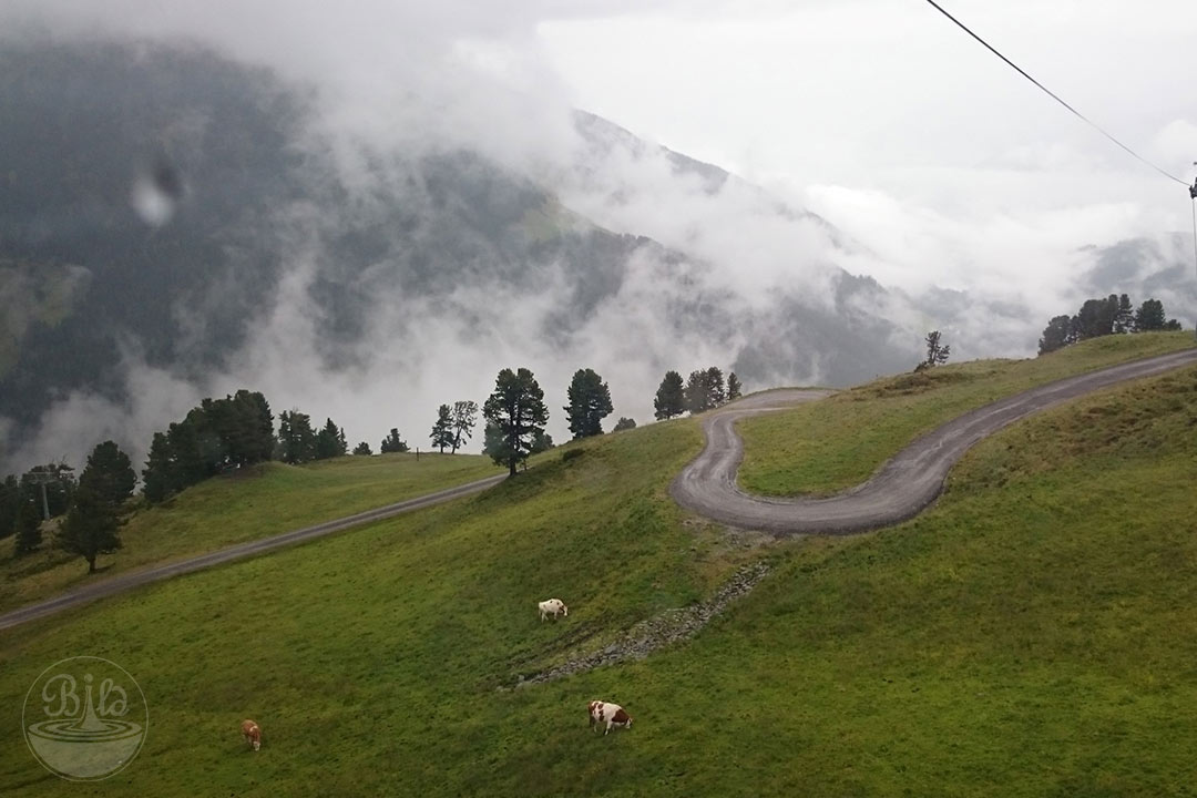 bildwasser's tweet photo. Nebel und feuchtes Wetter halten uns nicht vom Wandern ab! 
#wanderlust #berge #alpen #foggy #TravelTuesday https://t.co/u6zEjgXgKU