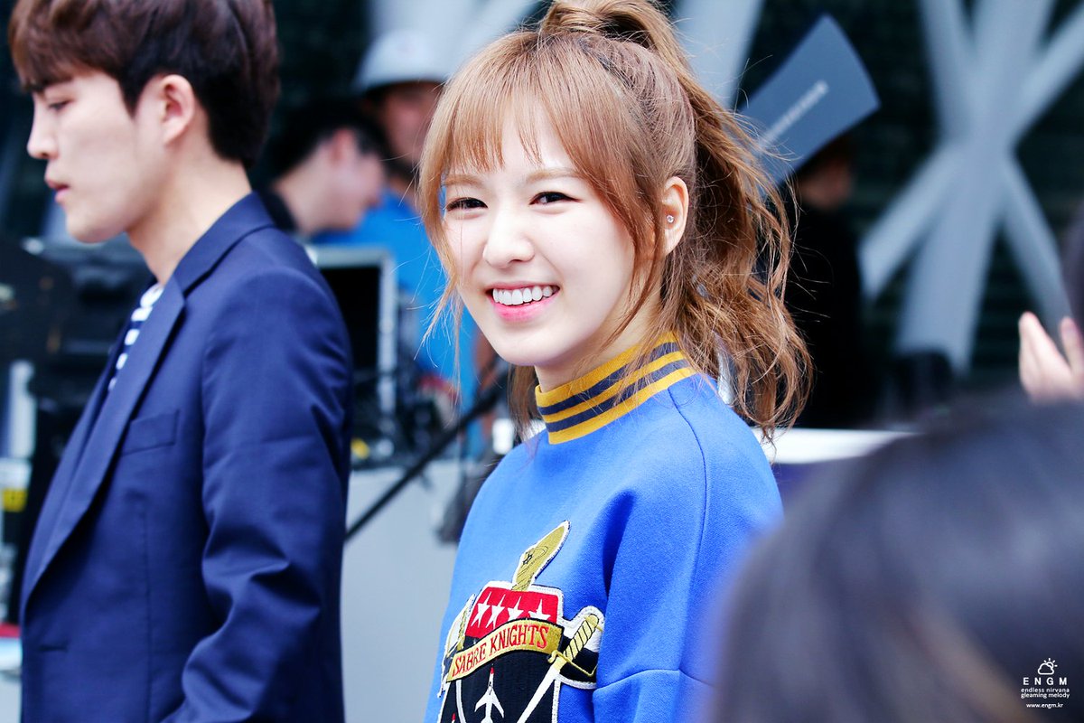 oncejigumi's tweet photo. happy birthday to my daughter, i hope you have a great day marty @seungwxns i love you lots!! #marthaday 💛💙💜🎂🎉 https://t.co/QiFuG51lUG