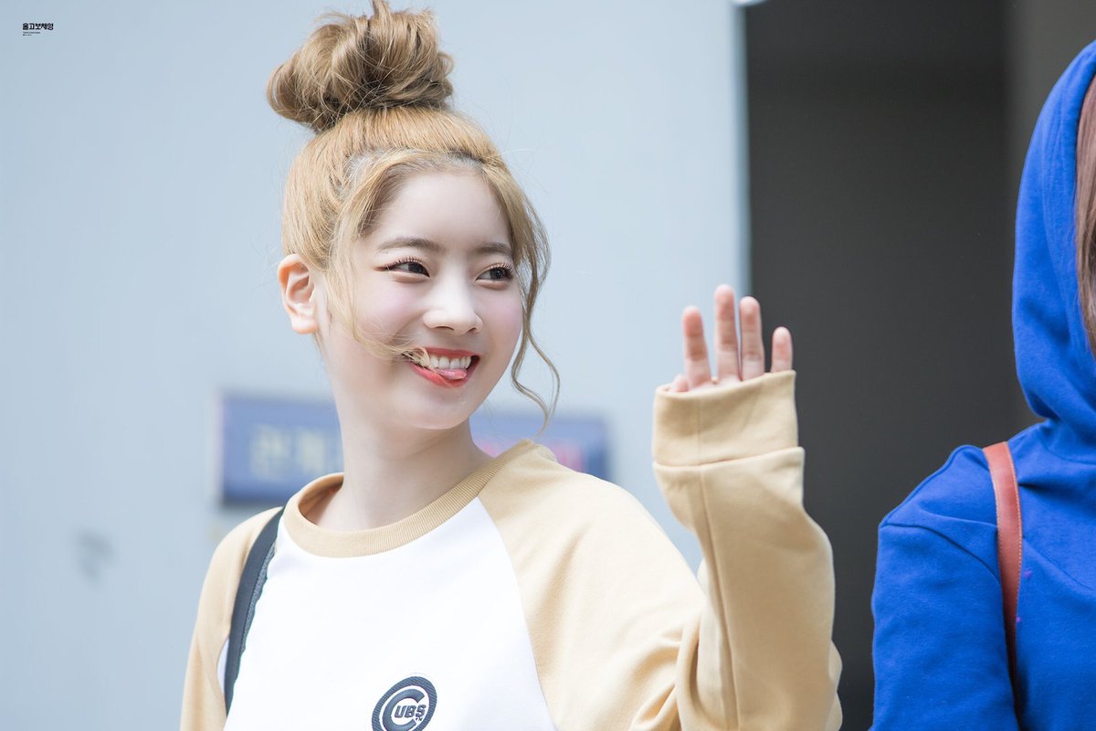 oncejigumi's tweet photo. happy birthday to my daughter, i hope you have a great day marty @seungwxns i love you lots!! #marthaday 💛💙💜🎂🎉 https://t.co/QiFuG51lUG