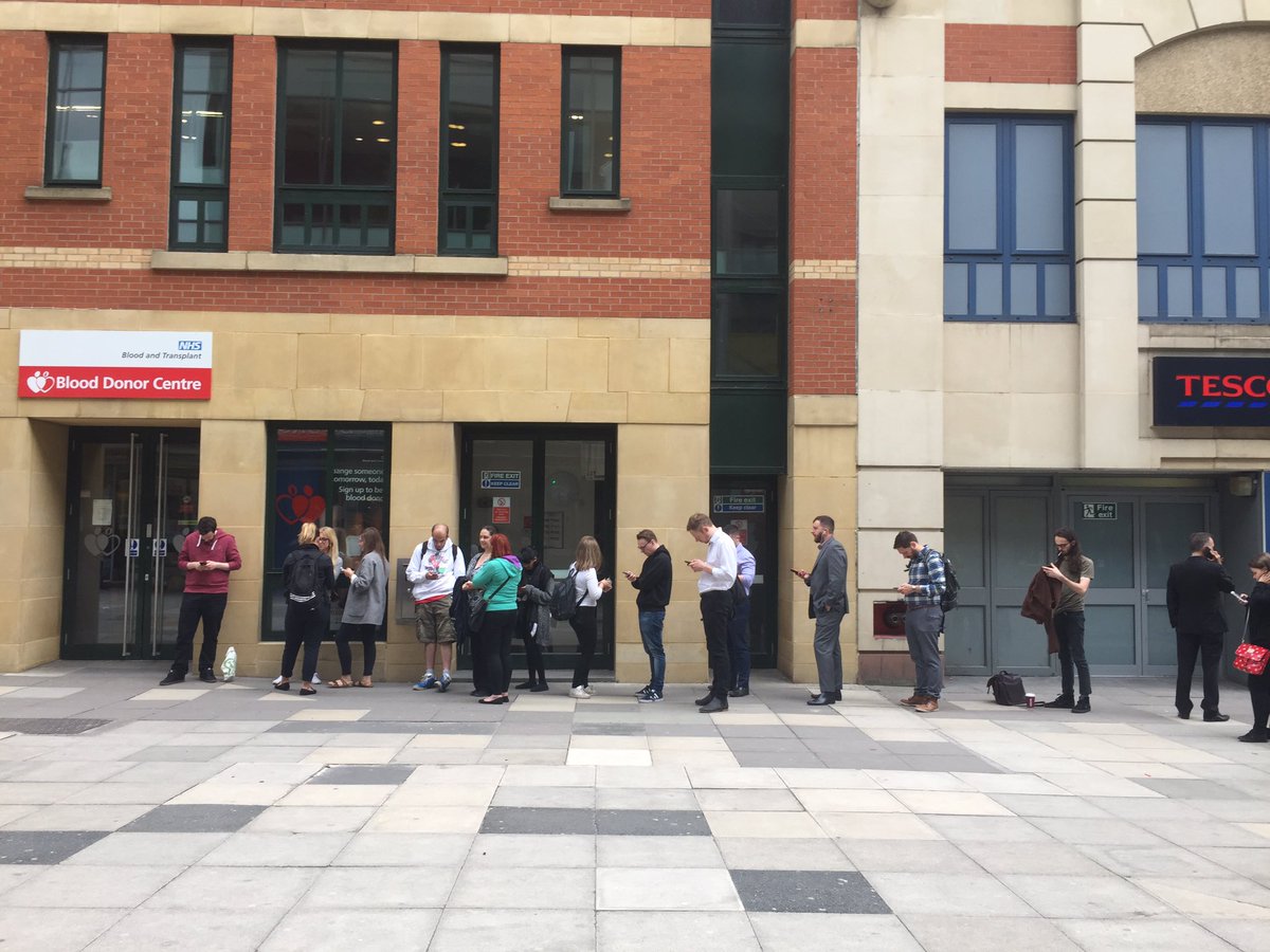 SarahJBellew's tweet photo. A long queue is forming outside Norfolk House blood donation centre. Appeals for type O and RH blood types #Manchesterattack https://t.co/y4dzIITtz8