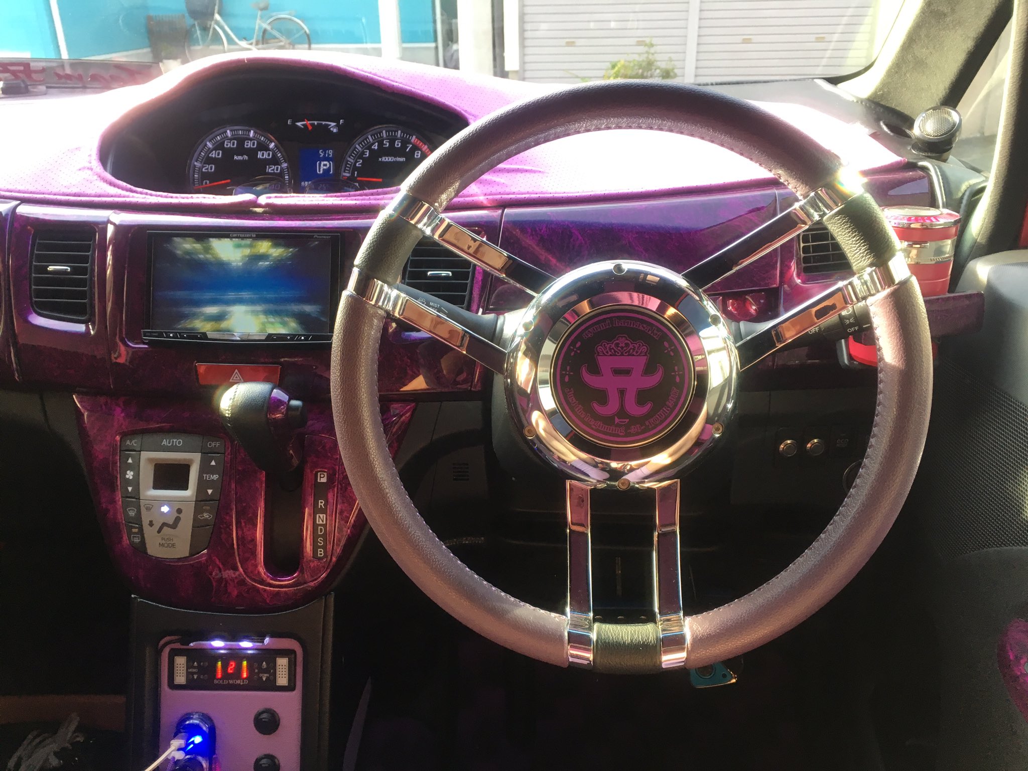 湘ta南 さとちん あゆ車 ホーン部分に今年のロゴ コースター デザインに変更 ちゃんとラッパマークもあるので車検対応 あゆ車 Isotta ステアリング ホーン 浜崎あゆみ T Co Xvouwbj611 Twitter