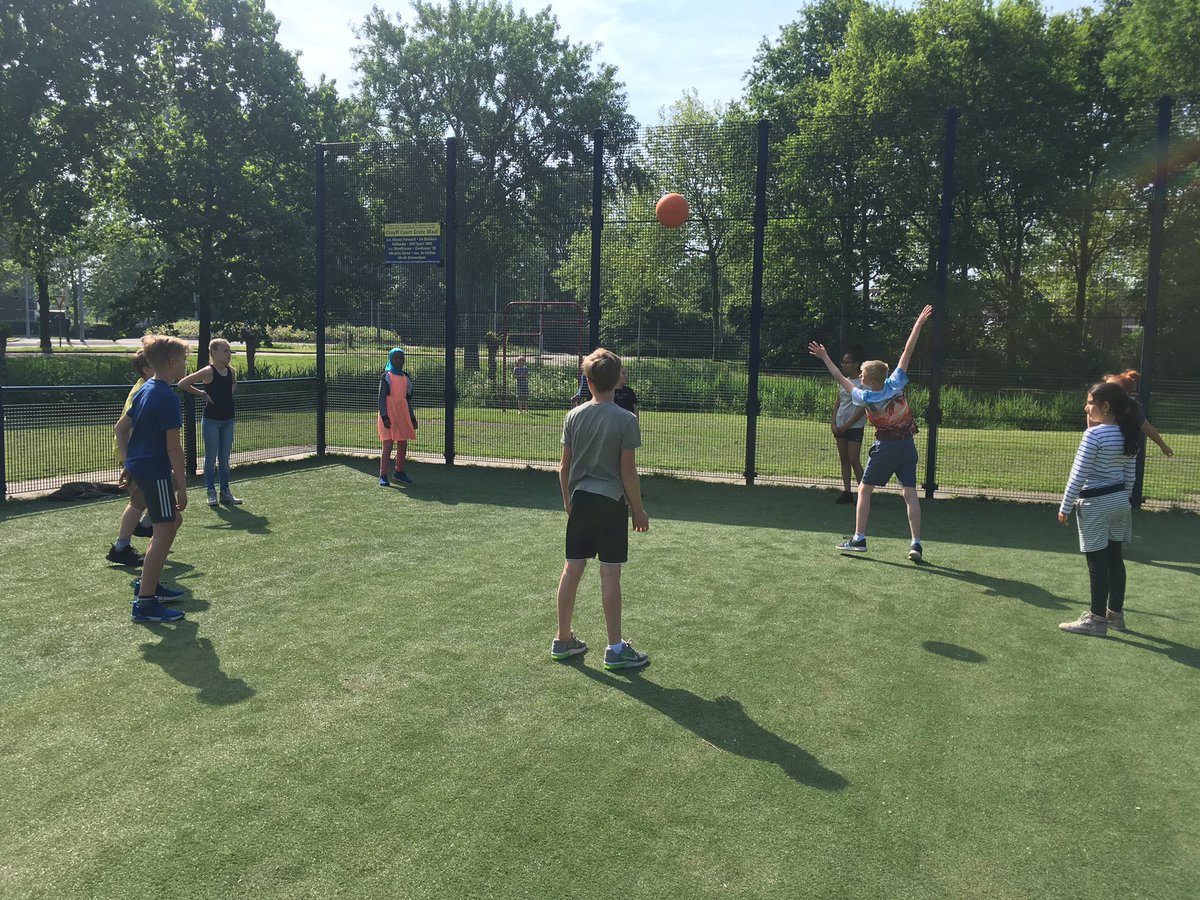 Vandaag word het schoolplein belijnd, dus zijn wel lekker op het Cruijff court! #lekkerbewegen <a href="/de_Zonnewijzer/">De Zonnewijzer Hoorn</a> @BeweegWijs