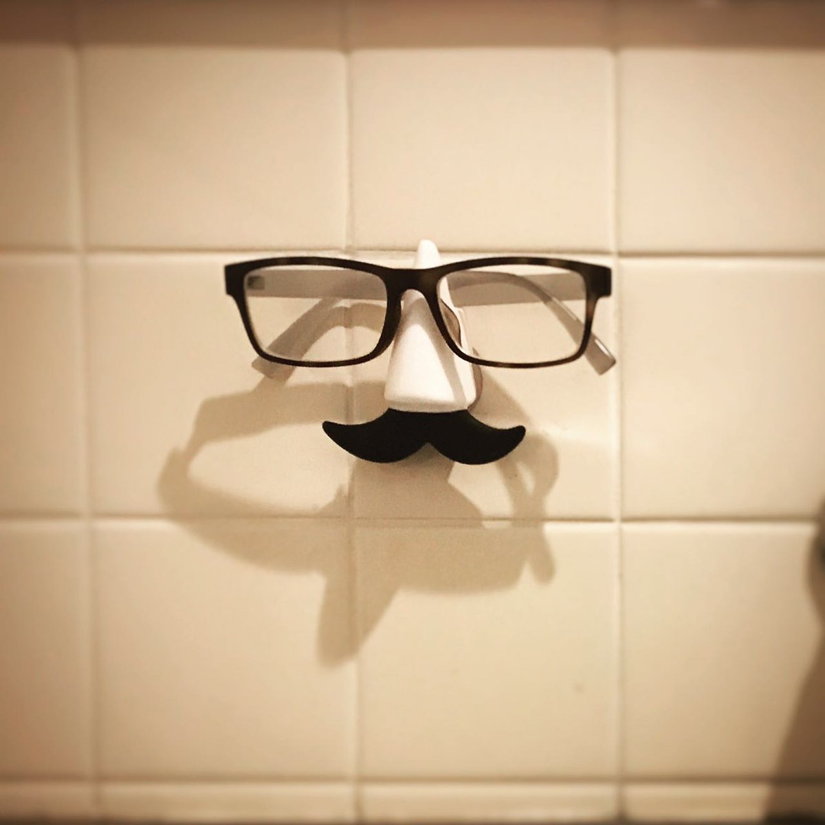 Hashy公式 Sur Twitter ヒゲとお鼻の眼鏡ホルダー 裏側に吸盤があり 洗面所の壁などにくっつけて 入浴中や洗顔中に眼鏡をセットします あると便利なアイデアグッズ 眼鏡をセットするとダンディーな紳士に早変わり ハシートップイン ハシー 東向島 めがね