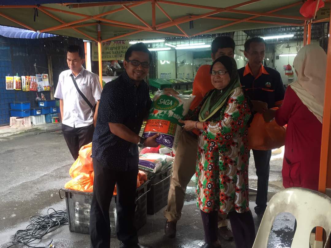 UDINKING1's tweet photo. ALHAMDULILLAH SELESAI MEWAKILI WILAYAH MEMBERI SUMBANGAN KPD IBU2 TUNGGAL DI PTB SELAYANG.
@AgroOnlineWP @famaWPKLP https://t.co/L79a5orTKt