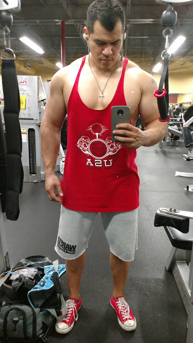 rollinsw0llen's tweet photo. @Warfit365 sweats fit perfectly 👊
#warfit @NPCWear @Bose @Converse  #npc #npcwear #bose #converse #bestself #Goldsgym #RT #mondaymotivation https://t.co/WYJOTv1hjw