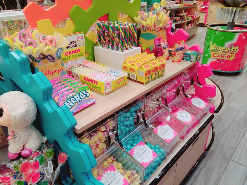 Anna_America_'s tweet photo. アメリカ🇺🇸のスイーツショップ🍬
可愛いですっ😌💓
#行ってみたい人RT #行きたい人RT #海外好きな人RT #海外好きな人と繋がりたい https://t.co/uVgn83uauo