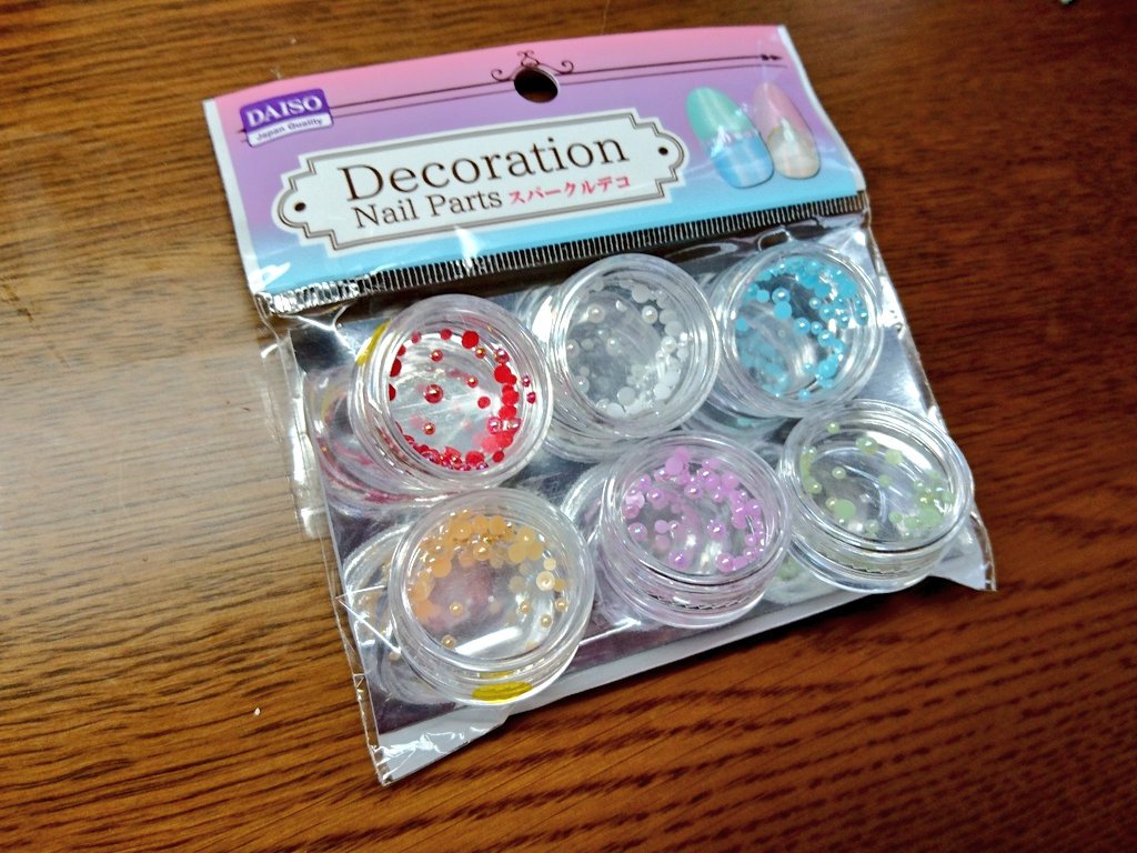 かもんぬ ダイソーさんにて 半球パール発見しました B W D 小さいもので2ミリ程度 大きいもので3ミリ程度です レジン知恵袋