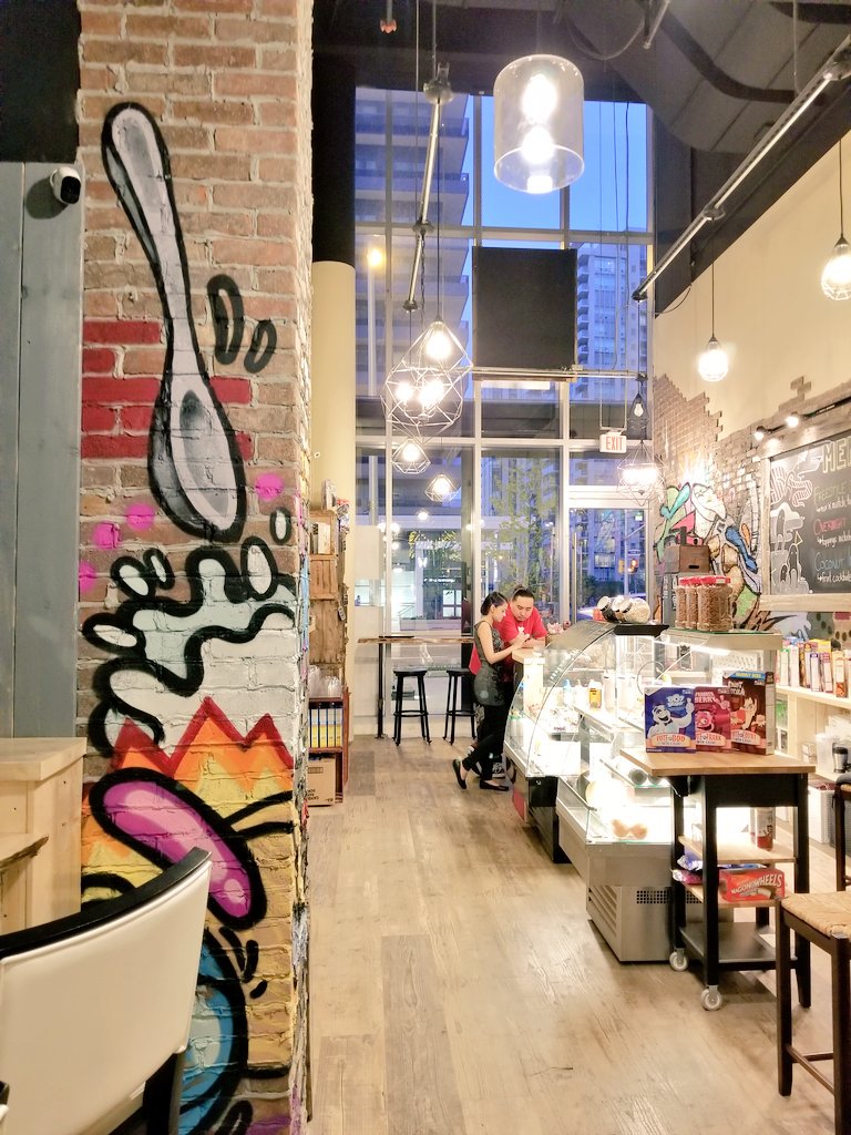 Have you guys been to the new cereal bar in Toronto? Cozy atmosphere, crazy number of different cereals and toppings. $10 a bowl 🥛🍪🍯