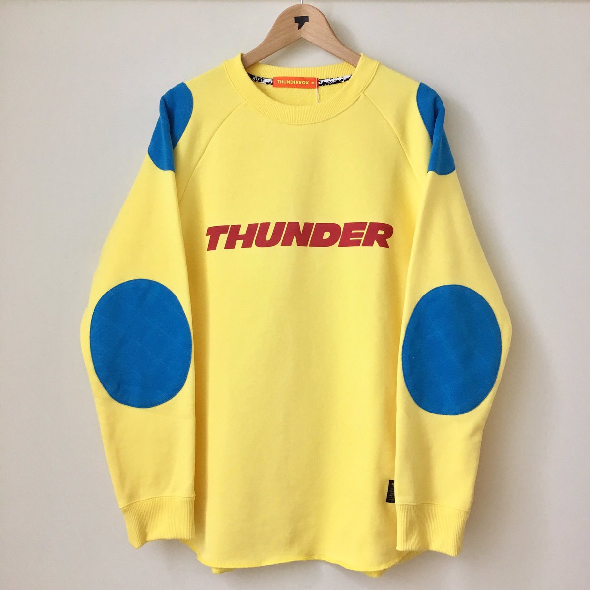 謎の店 Twitterissa Caravan Cross 本日は高橋名人のお誕生日です 16連射スイカ割りシーンで有名な伝説的映画 Game King 高橋名人vs毛利名人 激突 大作戦 にて高橋名人が着用していた衣装をやらなきゃハドソン魂で再現したこちらのスウェットを着てお祝いしま